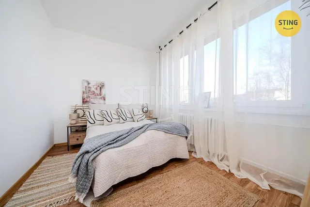 Quarto; luz natural, chão de madeira