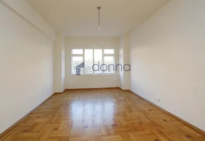 Soggiorno; pavimento in legno, luce naturale