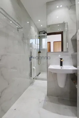 Badezimmer; fliesenboden, renoviert, tageslicht, moderner stil