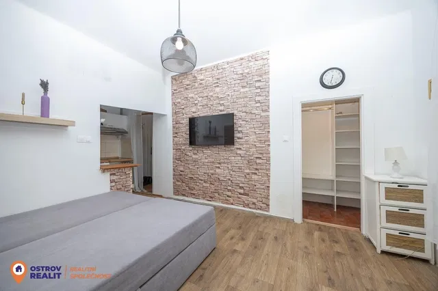 Schlafzimmer; holzboden, tageslicht