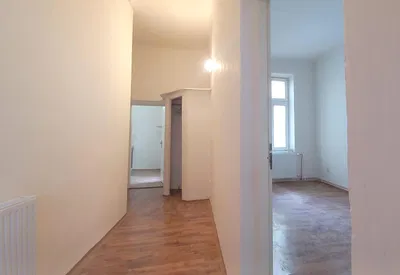 Dnevni boravak; prirodna svjetlost, potrebna renovacija