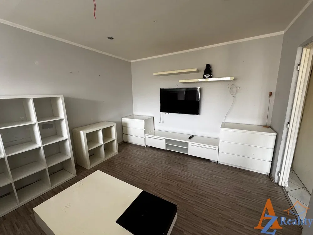 Obývací pokoj; dlažba, nutná rekonstrukce, moderní styl