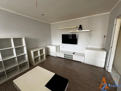 Obývací pokoj; dlažba, nutná rekonstrukce, moderní styl
