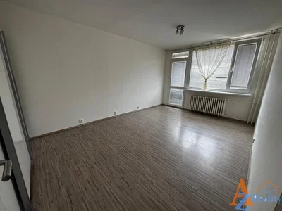 Ložnice; dřevěná podlaha, přirozené světlo