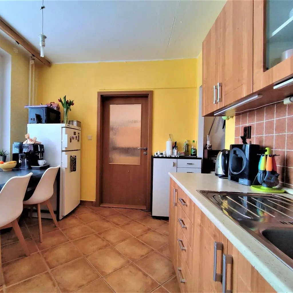 Cucina; elettrodomestici, pavimento in piastrelle, luce naturale, stile moderno