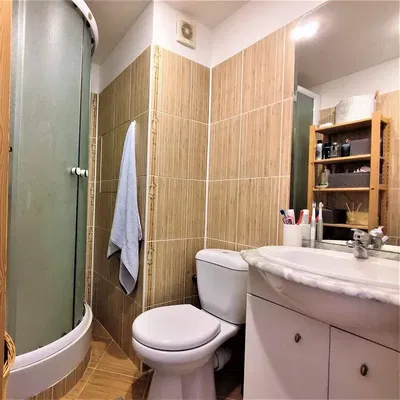 Toilette; pavimento in piastrelle, luce naturale, stile moderno