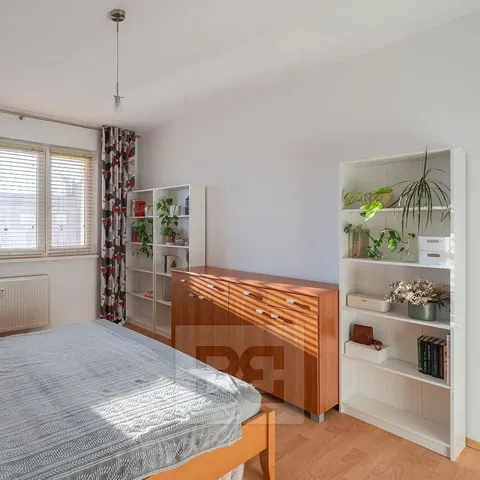 Slaapkamer; natuurlijk licht, houten vloer, moderne stijl