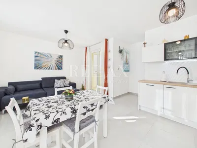 Oturma odası; fayans zemin, modern stil, doğal ışık