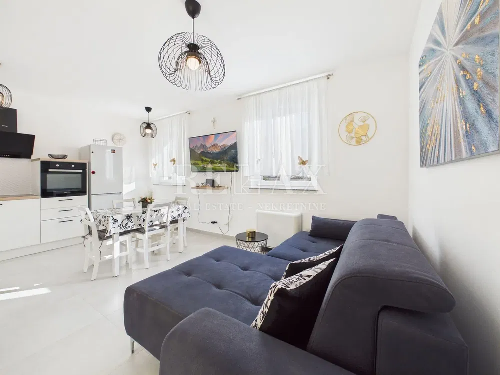 Oturma odası; mutfak aletleri, doğal ışık, modern stil