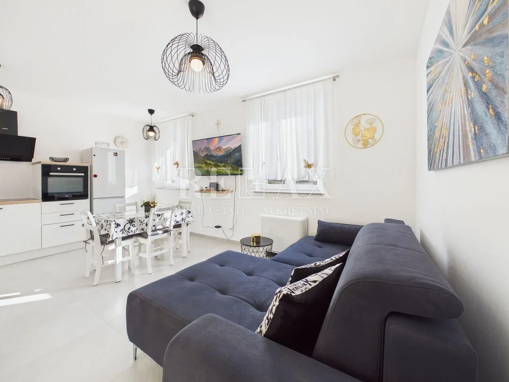 Oturma odası; mutfak aletleri, doğal ışık, modern stil