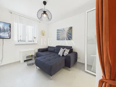 Oturma odası; modern stil, doğal ışık, fayans zemin