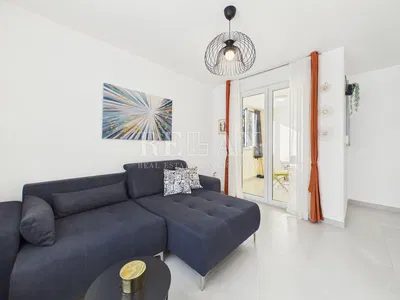 Oturma odası; modern stil, fayans zemin, doğal ışık, manzara