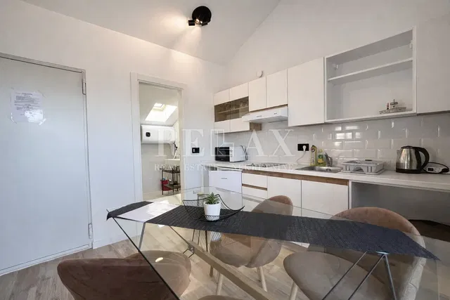 Keuken; moderne stijl, natuurlijk licht, gerenoveerd