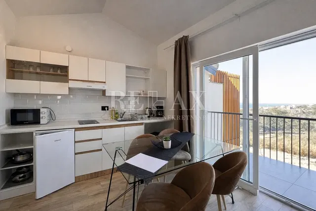 Keuken; keukenapparatuur, uitzicht, natuurlijk licht