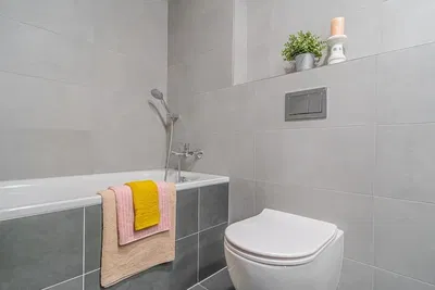Banyo; fayans zemin, tadilatlı, doğal ışık, modern stil