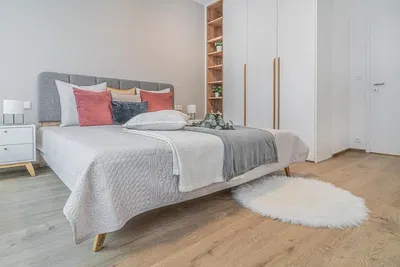 Yatak odası; doğal ışık, modern stil, ahşap zemin