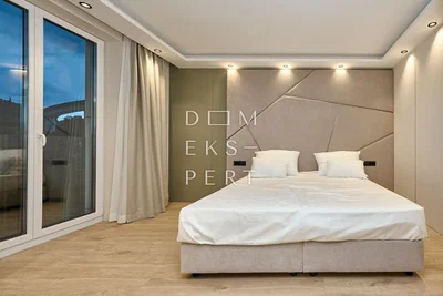 Ložnice; přirozené světlo, moderní styl, dřevěná podlaha