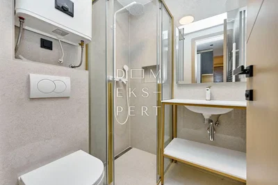 Koupelna; ohřívač vody, přirozené světlo, po rekonstrukci