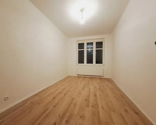 Camera da letto; pavimento in legno, luce naturale, ristrutturato