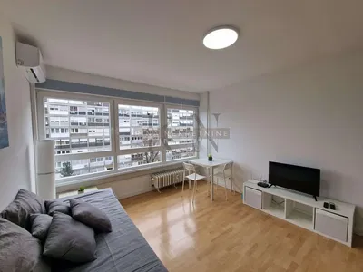 Спалня; гледка, дървен под, естествена светлина