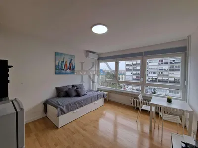 Спалня; дървен под, естествена светлина, модерен стил