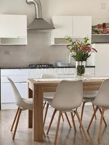 Kuchnia; sprzęt kuchenny, światło dzienne, styl nowoczesny