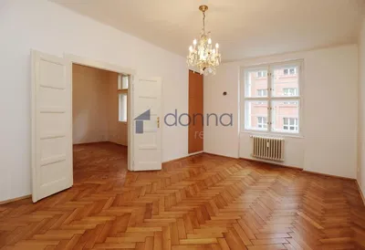 Wohnzimmer; holzboden, tageslicht