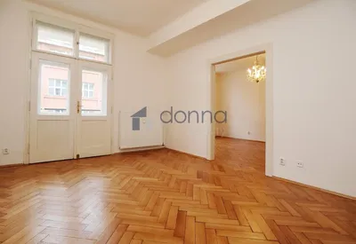 Wohnzimmer; holzboden, tageslicht