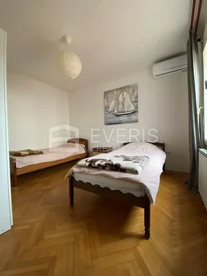 Schlafzimmer; holzboden, tageslicht