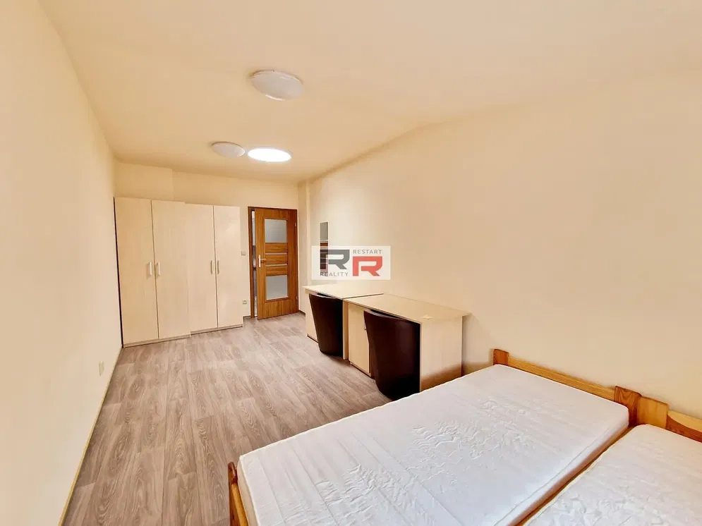 Schlafzimmer; holzboden, tageslicht, moderner stil