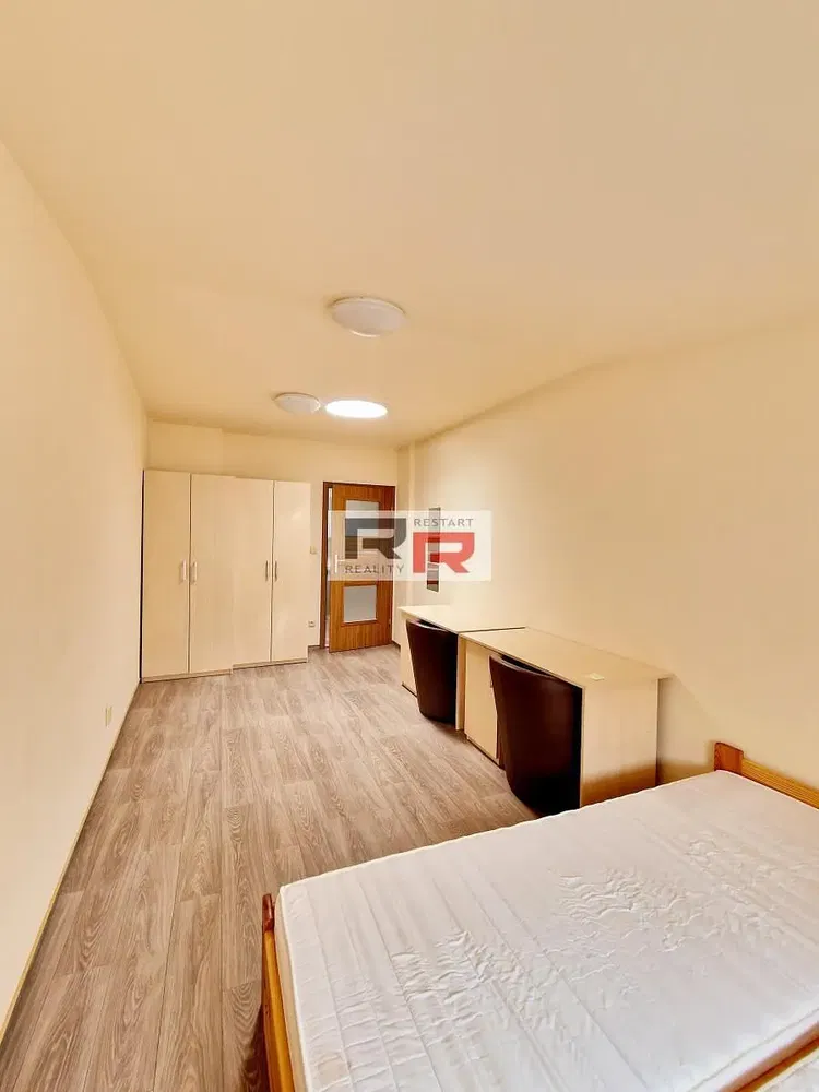 Schlafzimmer; holzboden, tageslicht