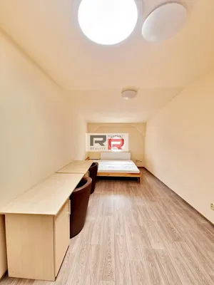 Schlafzimmer; holzboden, tageslicht
