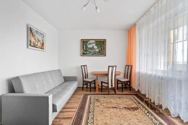 Salon; style moderne, parquet, lumière naturelle