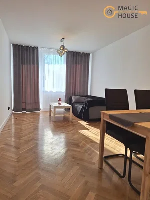 Dnevna soba; drveni pod, prirodno svjetlo, moderni stil