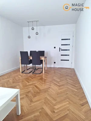 Dnevna soba; drveni pod, prirodno svjetlo