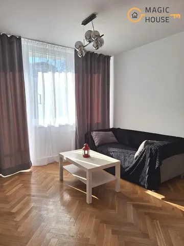 Salon; parquet, lumière naturelle, style moderne