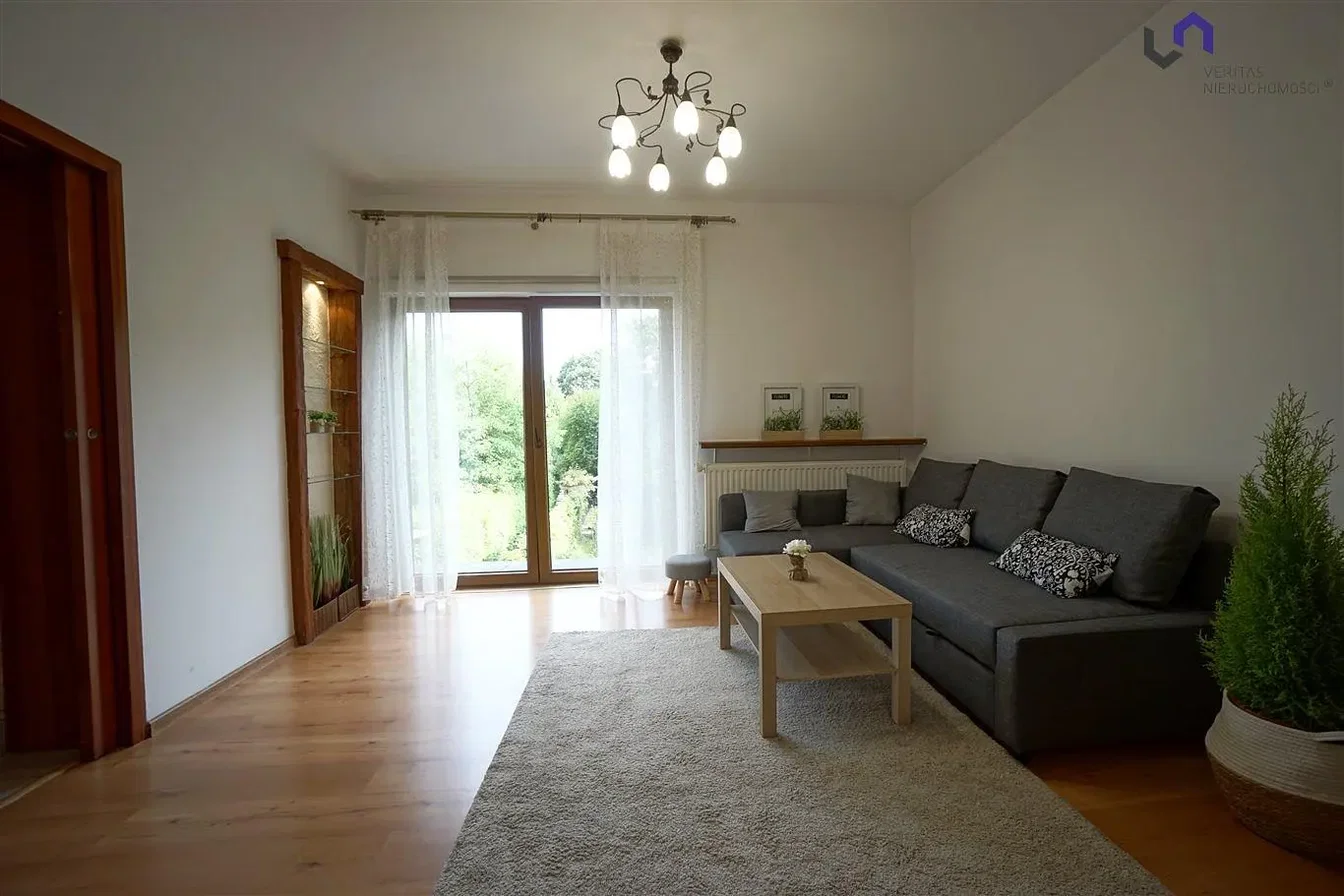 Salon; lumière naturelle, parquet, style moderne, vue