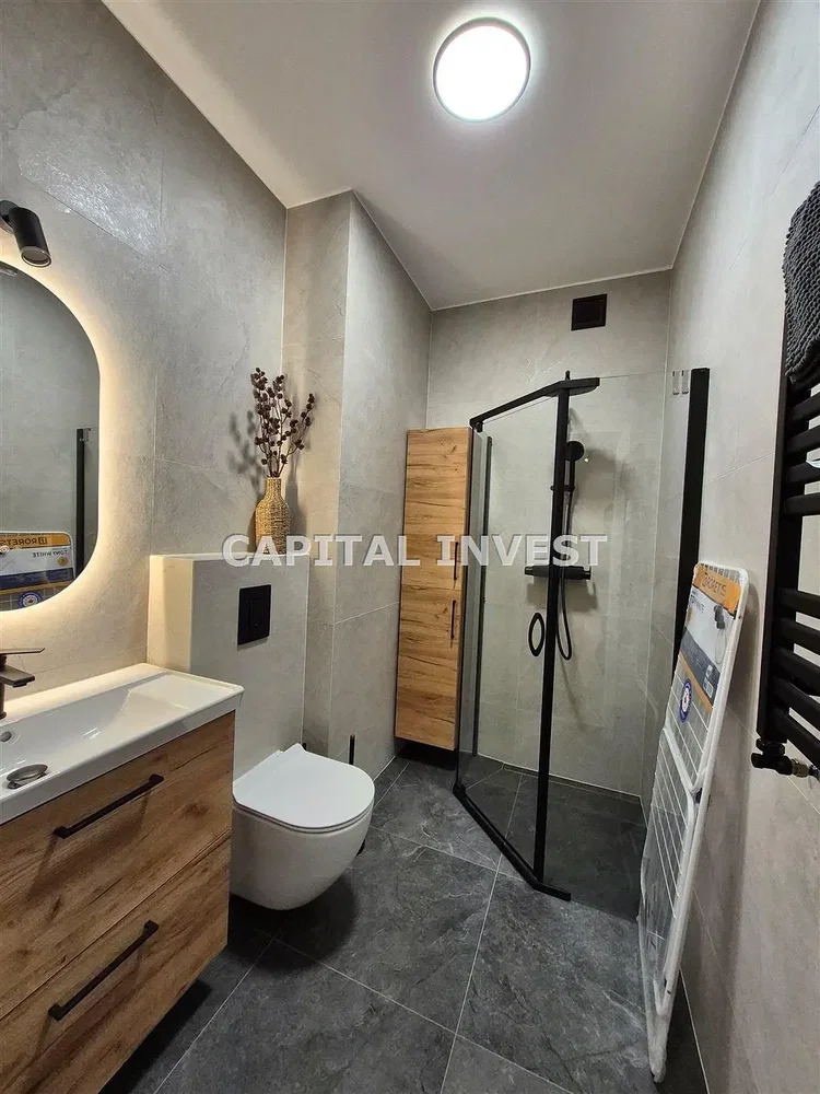 Купатило; реновиран, плочице, природно светло