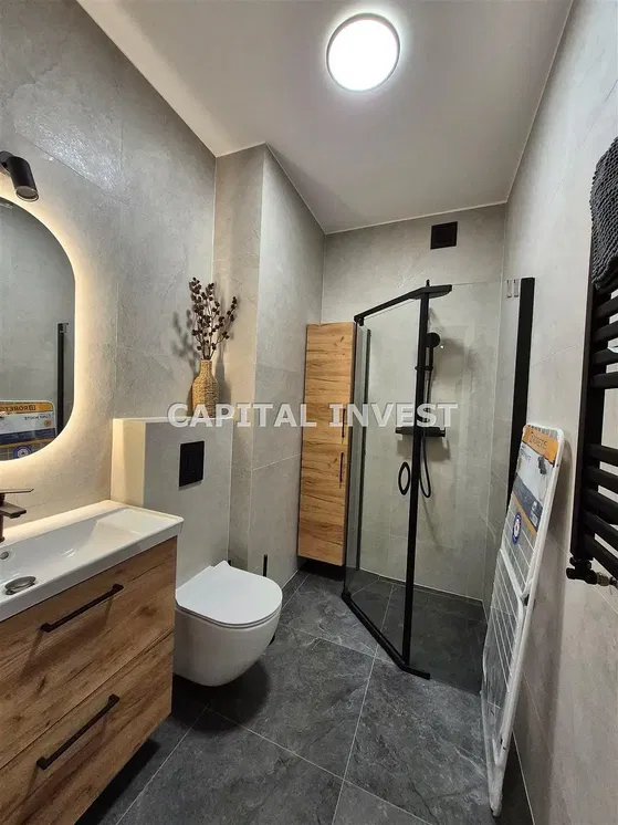 Купатило; реновиран, плочице, природно светло