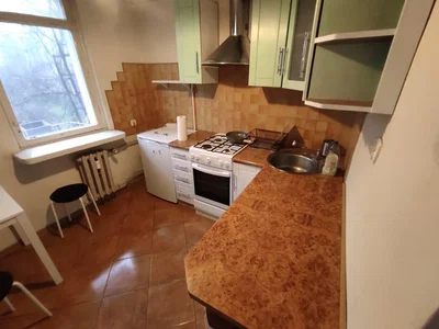 Cuisine; électroménager, carrelage, lumière naturelle