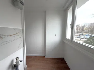 Banyo; manzara, fayans zemin, doğal ışık