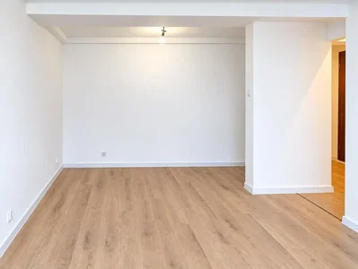 Koupelna; výhled, dlažba, přirozené světlo