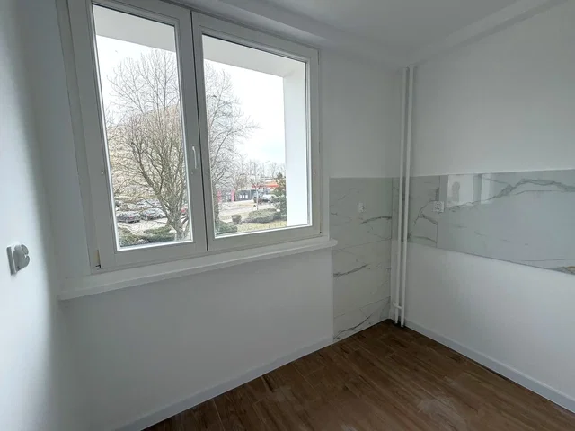 Chambre; vue, lumière naturelle, carrelage, rénové