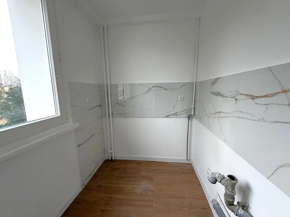 Banyo; doğal ışık, tadilat gerekiyor, fayans zemin