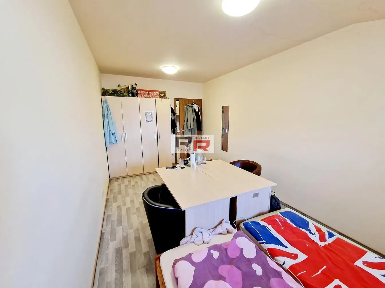 Schlafzimmer; fliesenboden, tageslicht