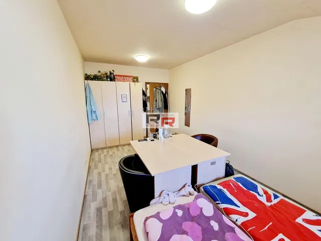 Spavaća soba; pločice, prirodna svjetlost
