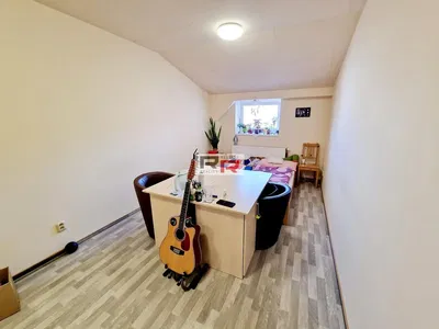 Schlafzimmer; holzboden, tageslicht