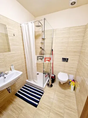 Badezimmer; fliesenboden, renoviert, tageslicht, moderner stil