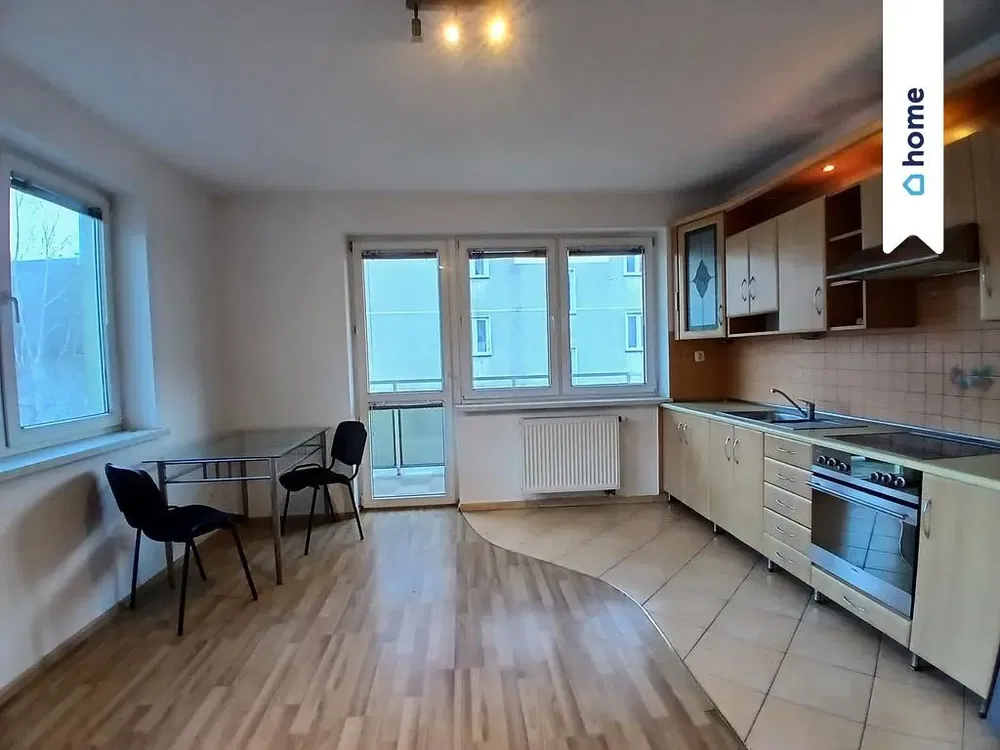 Кухиња; плочице, дрвени под, природно светло