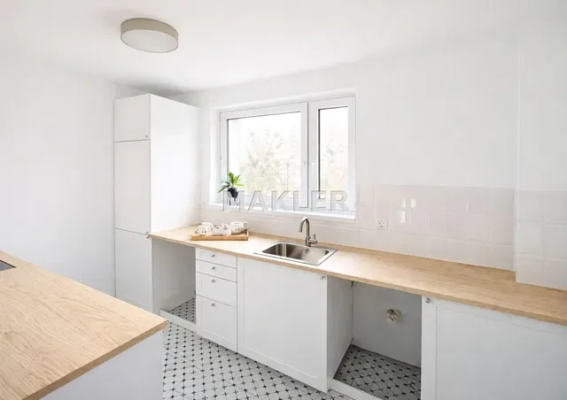 Kuhinja; kuhinjski aparati, pločice, prirodno svjetlo, renoviran